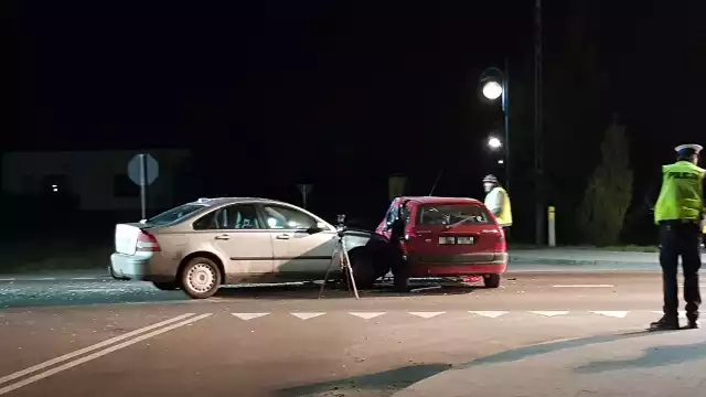 Doszło do zderzenia, w wyniku którego oboje kierujących doznało obrażeń ciała i trafiło do szpitala.