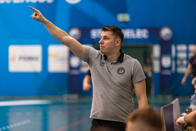 Rafał Gliński pozostanie trenerem Handball Stali Mielec na kolejny sezon.