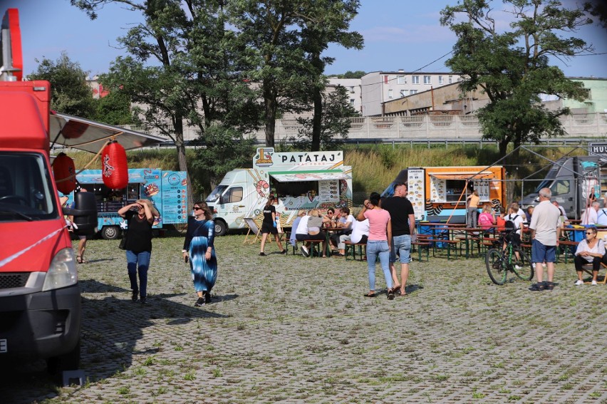 Żarciowozy przyjechały do Pińczowa. W food truckach zjemy kuchnię z całego świata. Zobacz zdjęcia