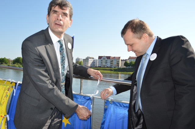 Burmistrz Słubic Tomasz Ciszewicz ( po prawej) i nadburmistrz Frankfurtu Martin Wilke podczas inauguracji "Dnia Europy".