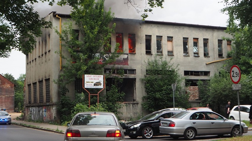 Pożar starej fabryki Lin i Drutu w Zabrzu. Płonęły trzy...
