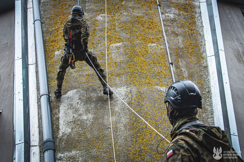 Żołnierze 10 Świętokrzyskiej Brygady Obrony Terytorialnej na wieży telewizyjnej na Świętym Krzyżu i wieży w Ostrowcu. Zobaczcie zdjęcia