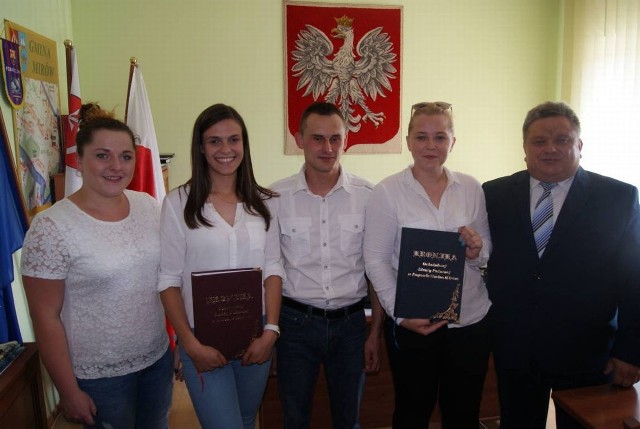 Młodych kronikarzy strażackich z Mirowa oraz Rogowa gościł wójt gminy Artur Siwiorek (z prawej), który przekazał im księgi.