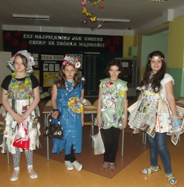 Jednym z punktów obchodów Dnia Ziemi w Zespole Szkół Ogólnokształcących w Rzucowie był pokaz mody ekologicznej.