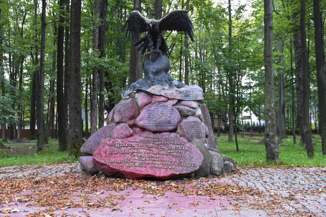 Zniszczony pomnik Józefa Kurasia Ognia