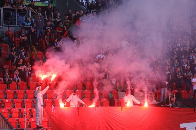 23.04.2023. Kibice GKS-u Tychy odpalili zakazaną na stadionach pirotechnikę.