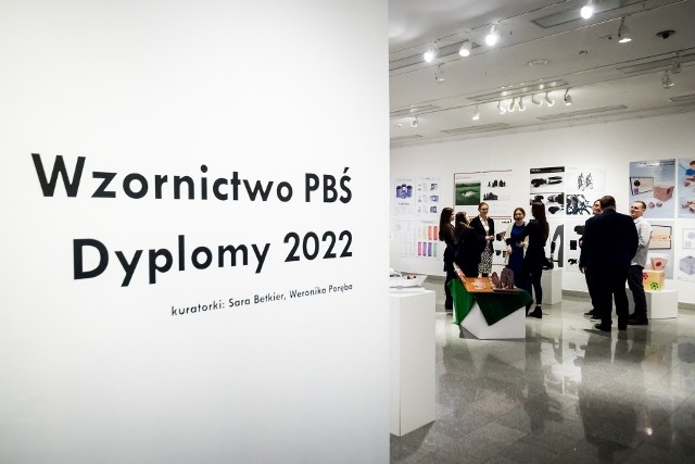 Po raz pierwszy w historii kierunku Wzornictwa Politechniki Bydgoskiej bronić swoich prac dyplomowych będą studenci studiów magisterskich. Wernisaż wystawy obronionych projektów Dyplomy 2022 odbędzie się 7 marca o godz. 18 w Galeria Miejska bwa w Bydgoszczy. Ekspozycja czynna będzie do 27 marca 2022 r.