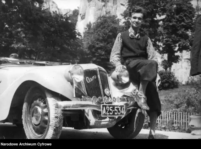 Wyścig samochodowy w Ojcowie. Uczestnik oparty o samochód Aero1938 r.