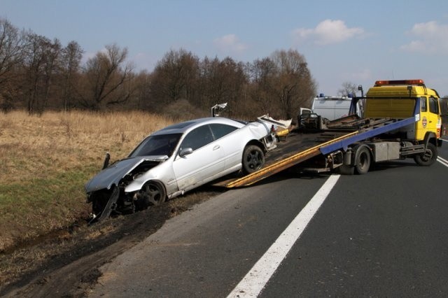 Mercedes wypadł z drogi przy prędkości około 200 km/h.