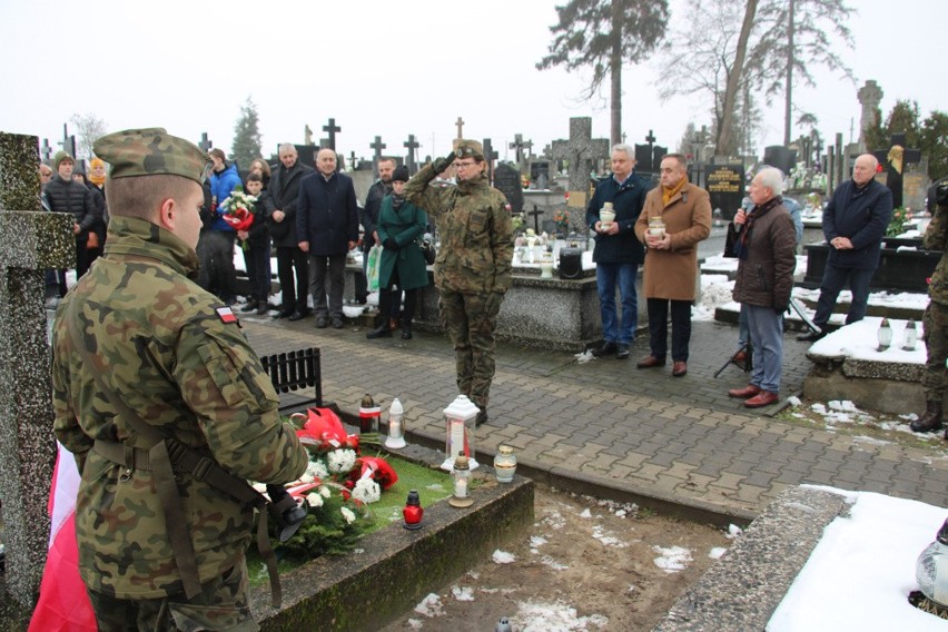 Rocznica Powstania Styczniowego w gminie Błędów. Złożono kwiaty i zapalono znicze