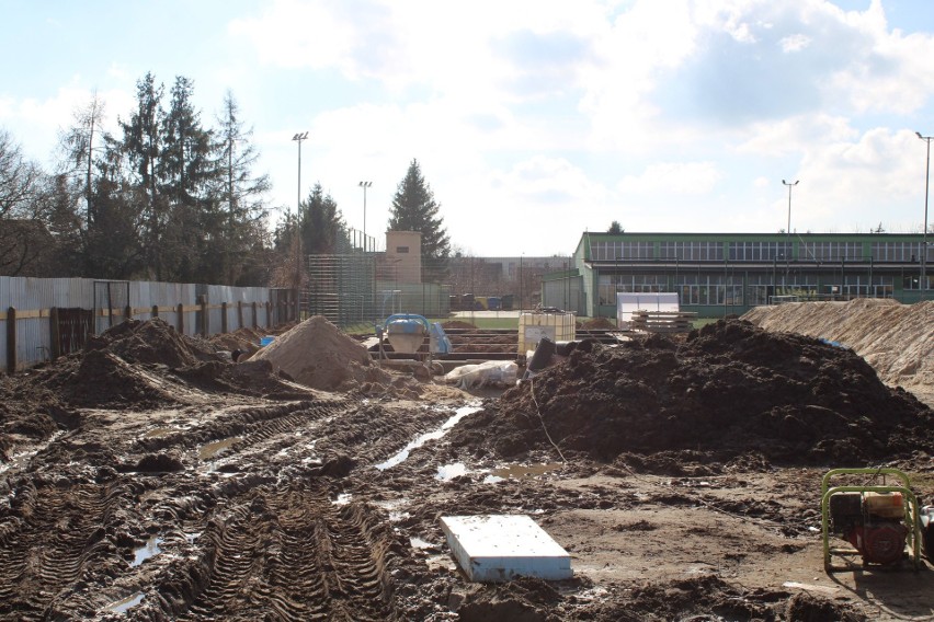 Trwa budowa boiska przy Rubinku w Ostrowi Mazowieckiej. Przy ZS nr 1 powstanie boisko wielofunkcyjne