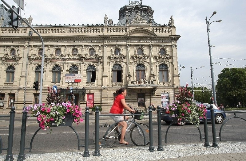 Nowe słupki i kwietniki na skwerze przy pałacu Poznańskiego