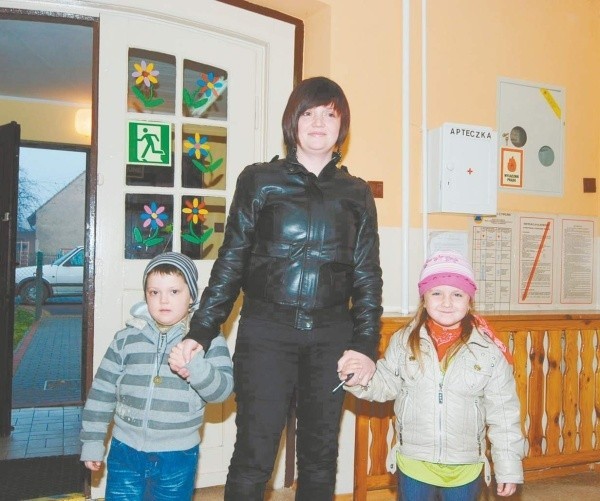 Aneta Skalus zaprowadza do przedszkola syna Fabiana i jego kuzynkę Anastazję. - Jestem bardzo zadowolona z opieki - podkreśla.