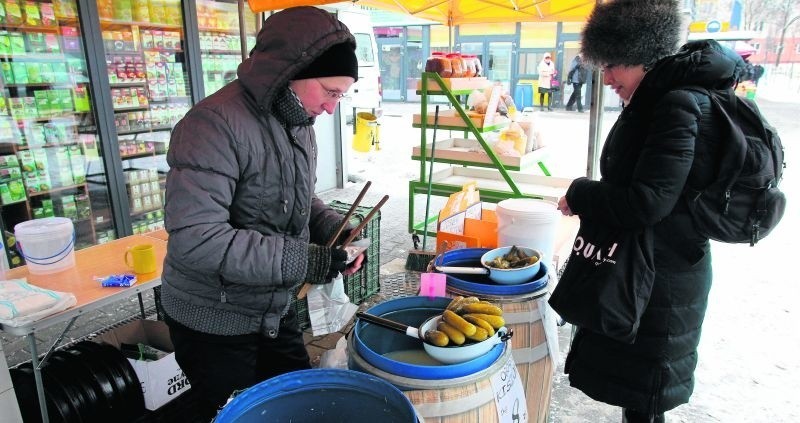 Kiszone ogórki  i kapusta są chętnie kupowane przez...