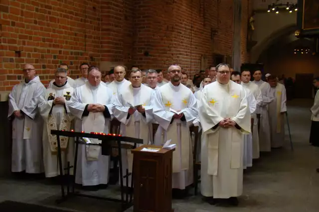 Tradycyjnie msza krzyżma świętego jest odprawiana w Wielki Czwartek przed południem. Gromadzą się na niej kapłani i reprezentanci grup świeckich z całej diecezji.