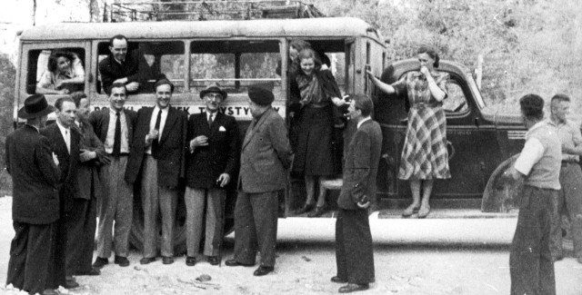 Objazd zabytkoznawczy Toruńskiego Oddziału SHS, ok. 1948-1950. Pośrodku (kapelusz, okulary) Jerzy Remer, w drzwiach autobusu Helena Długokińska-Żurawska, z prawej (sukienka w kratkę) Anna Torwirt