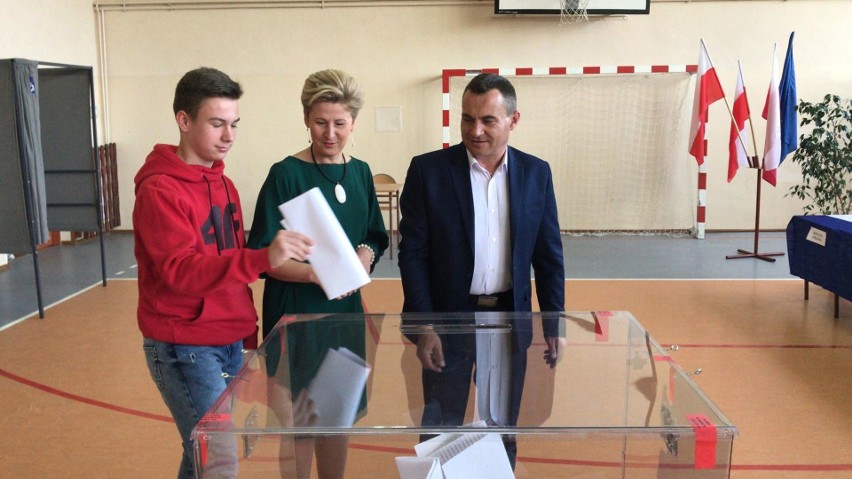 Burmistrz Włoszczowy Grzegorz Dziubek z żoną i synem...