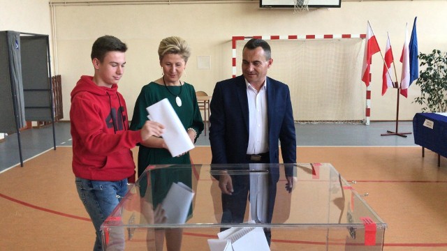 Burmistrz Włoszczowy Grzegorz Dziubek z żoną i synem głosował w Koniecznie.