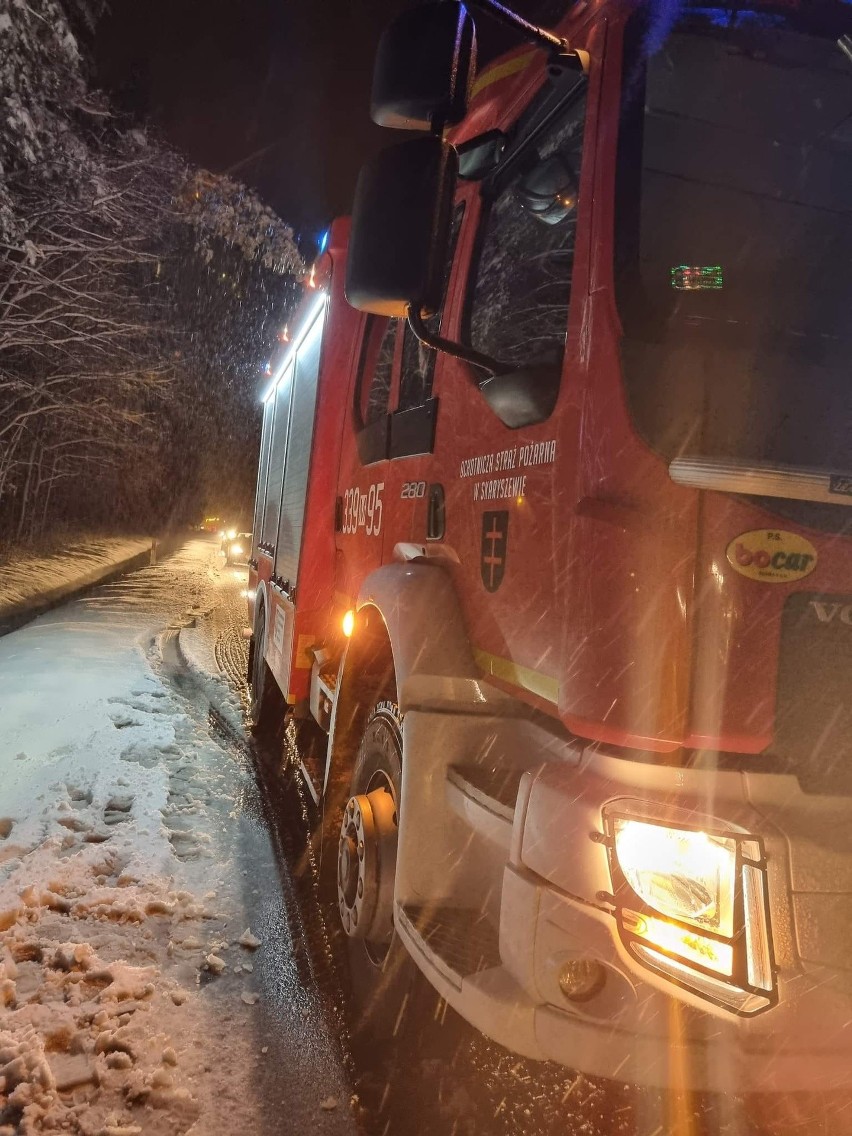 Atak zimy w regionie radomskim. Śnieg łamał gałęzie, powalał drzewa na ulice, zrywał linie energetyczne. Interweniowali strażacy