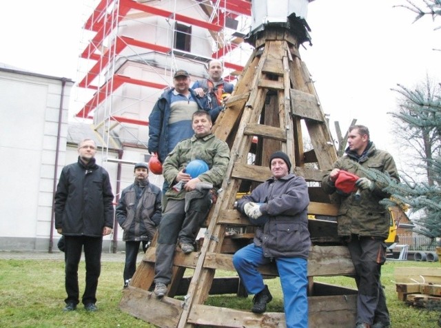 Konstrukcja starej kopuły na dzwonnicy była już tak zniszczona, że zagrażała bezpieczeństwu wiernych - mówili prowadzący remont.