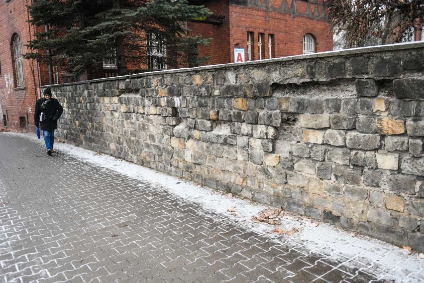 Mieszkańców Poznania niepokoi stan muru, który znajduje się...