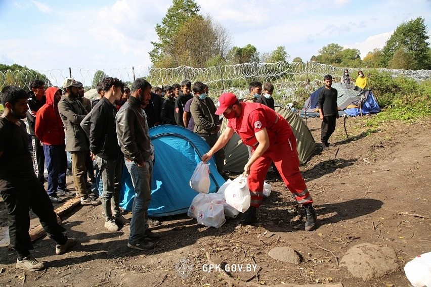 Grupa migrantów wciąż koczuje pod Usnarzem Górnym. Od Polski oddzieleni są płotem z drutu kolczastego