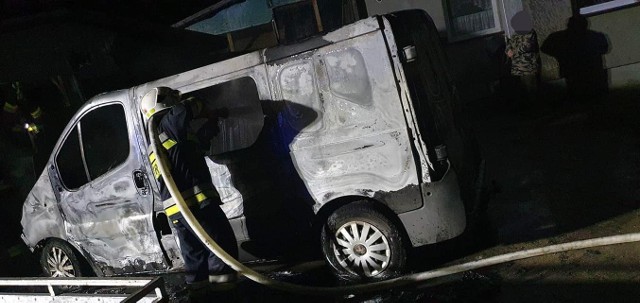 W Głogowie spalił się samochód. Pożar wybuchł w komorze silnika