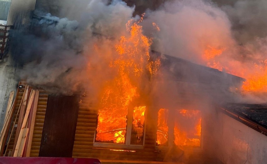 Strażacy zgłoszenie o pożarze stolarni w Krotoszynie...