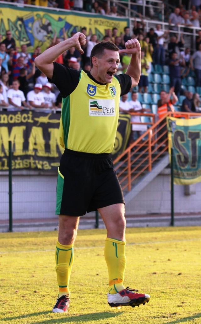 Oby w Siedlcach piłkarz Siarki, Marcin Truszkowski, mógł tak fetować zwycięstwo.