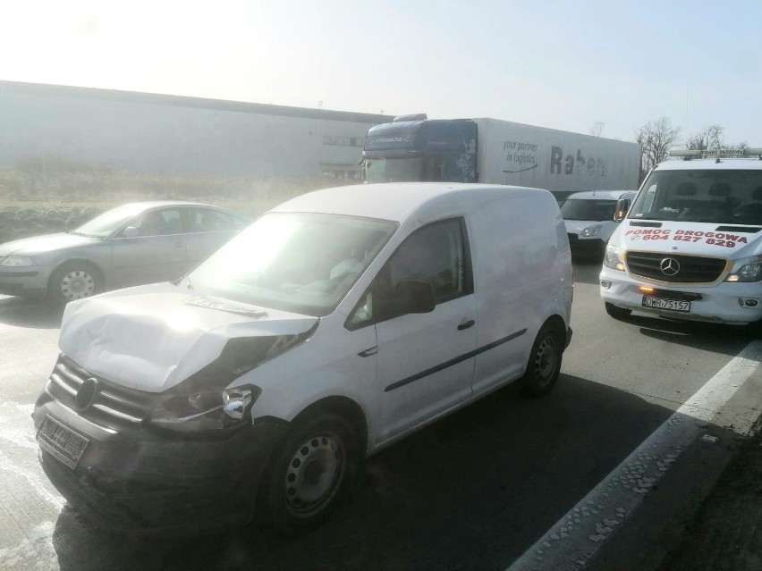 Wypadek na A4 i utrudnienia pod Wrocławiem. Rośnie korek na autostradzie [ZDJĘCIA]