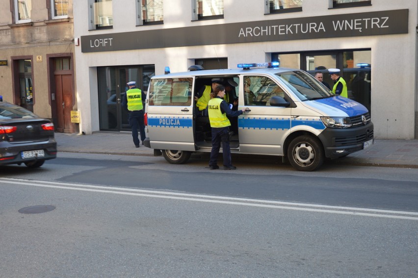 Policjanci i strażacy pracują na miejscu wypadku, do którego...