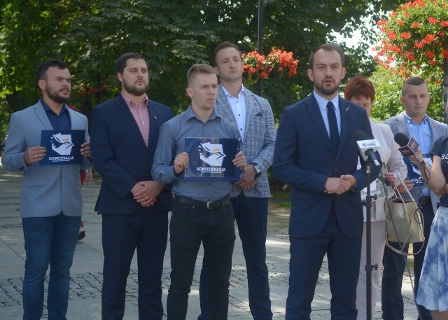 Konfederacja Wolność i Niepodległość przedstawiła Marka Szewczyka (przy mikrofonie) - jedynkę w wyborach do Sejmu.