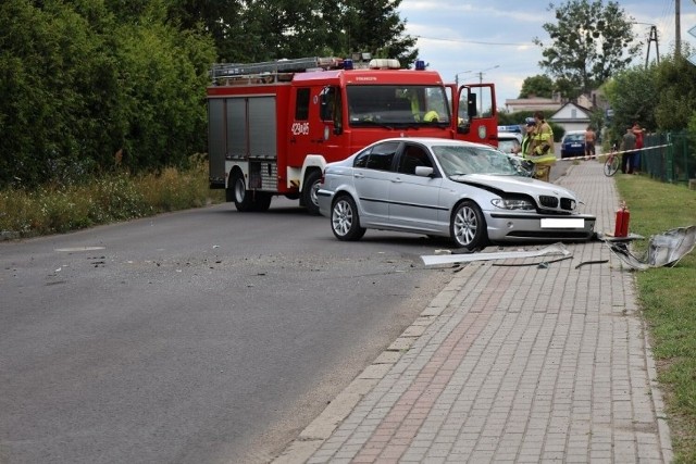 Zastano samochód w pozycji na kołach po zderzeniu z koparką, która najprawdopodobniej włączała się do ruchu.