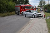 BMW zderzyło się z koparką w Witkowie. Kierowca osobówki był zakleszczony w pojeździe!