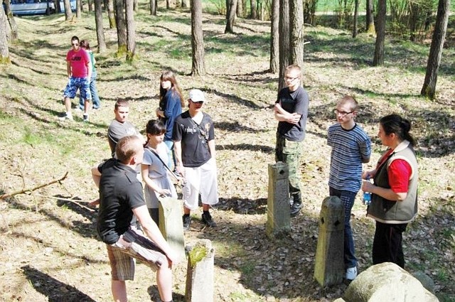 Uczniowie z Zabiela, Borkowa, Czerwonego i Kozła odwiedzali miejsca pamięci i dokumentowali je. Odwiedzili też cmentarz z czasu I wojny światowej w Łosewie.