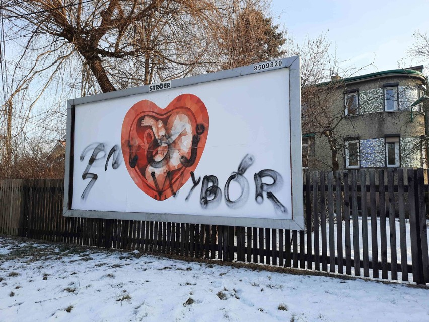 Zniszczony billboard akcji Fundacji Nasze Dzieci - Edukacja,...