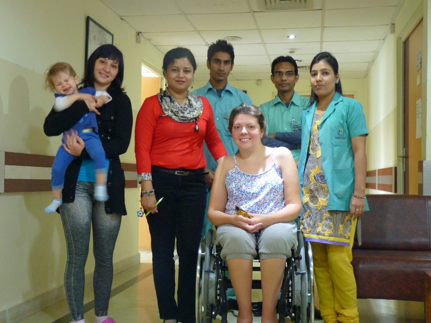 Część personelu z hinduskiej kliniki wraz z pacjentami....