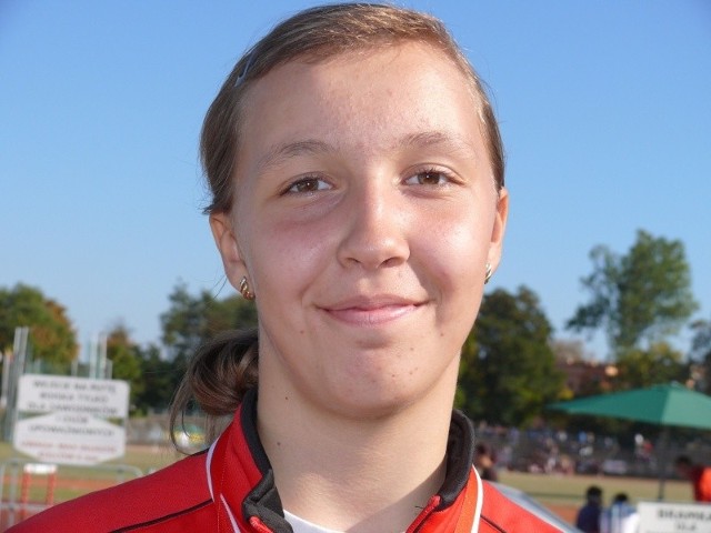 Paweł Tietierin z KKL Kielce przebiegł 100 m w czasie 10,97, ale przy silnym wietrze 2,4 m/s. Obok trener Mirosława Sarna. 