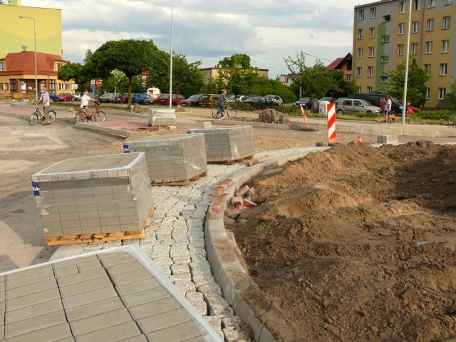 Prace przy budowie ronda na skrzyżowaniu ulic Czarnieckiego, Poniatowskiego i Żwirki i Wigury.