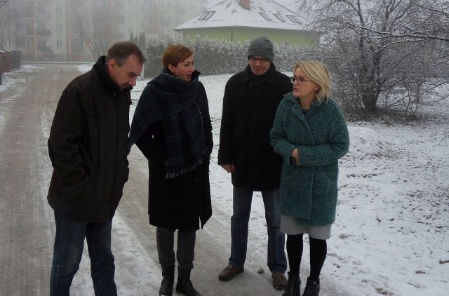 Nie potrzebujemy „autostrady”, tylko utwardzonej drogi - mówią mieszkańcy ulicy Marii Konopnickiej (na zdjęciu od lewej:) Piotr i Dorota Grabowscy, Andrzej Domagalski i Bożena Hop.