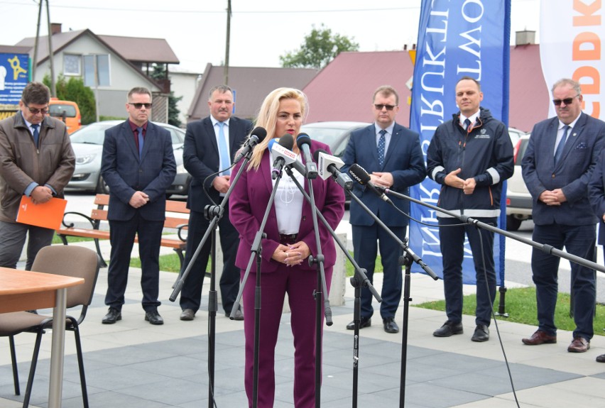 Na placu przed urzędem gminy w Miejscu Piastowym, przy...