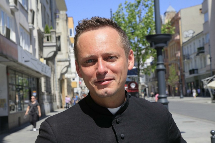 Ksiądz Michał Misiak wrócił do Łodzi i znowu jest czynnym katolickim duchownym. Pracuje w szpitalu i spowiada w kawiarni!