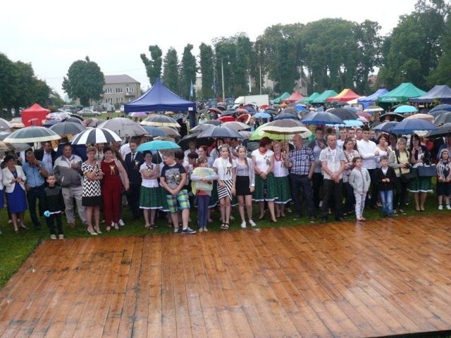 Dożynki gminne w Czarncy mieszkańcy spędzili pod parasolami.