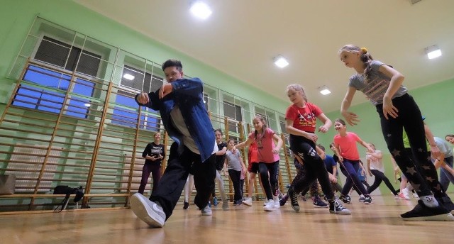 W Szkole Podstawowej Nr 10 w Toruniu gościł mistrz polskiej sceny tanecznej Karol POLSSKY Polak. Tancerz, choreograf, finalista programu "MAM TALENT", zwycięzca prestiżowego turnieju tańca RYTM ULICY 2019 w kategorii hip-hop solo. Karol POLSSKY Polak tańcem zajmuje się od najmłodszych lat.  W swojej działalności artystycznej jako tancerz i nauczyciel kładzie nacisk na oryginalność, kreatywność oraz wiedzę. Styl Karola to freestyle hip-hop dance/hip-hop social party dance.Zobacz też:Po mydło z własną butelkąStudniówka Zespołu Szkół Inżynierii ŚrodowiskaJego styl jest energiczny i takie też były warsztaty, które poprowadził z tancerzami formacji MINI MIX oraz MIX JUNIOR z SP 10, których instruktorem i opiekunką jest nauczycielka, pedagog, choreograf Anna Wasiłek. Uczestnicy zajęć doskonalili technikę taneczną, ćwiczyli świadomość własnego ciała oraz rozwijali umiejętność kreatywnej improwizacji. Warto przypomnieć, że każdego roku zespoły prowadzone przez Annę Wasiłek zdobywają najwyższe laury na prestiżowych zawodach tanecznych w całej Polsce.NowosciTorun