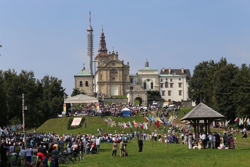 Poświęcenie odbudowanej wieży na Świętym Krzyżu