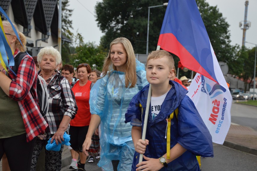 Oświęcim. Pielgrzymi w drodze na Jasną Górę [ZDJĘCIA, WIDEO]