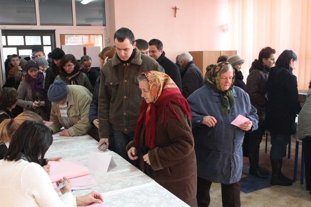 W lokalu wyborczym w Górnie, tuż po porannej mszy utworzyła się długa kolejka.