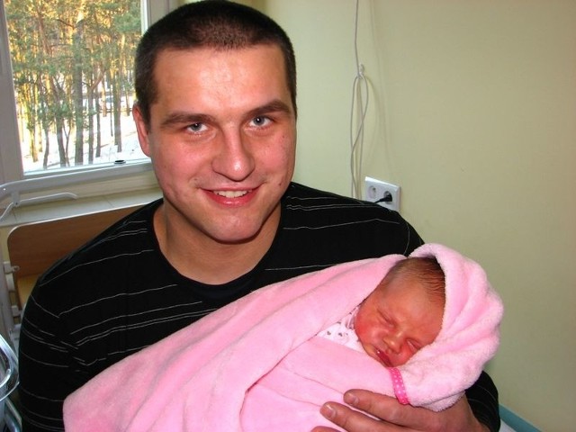 Maja Świerżewska (na zdjęciu z tatą) urodziła się w środę, 2 marca. Ważyła 3700 g i mierzyła 57 cm. Jest pierwszym dzieckiem Ewy i Janusza z Kańkowa
