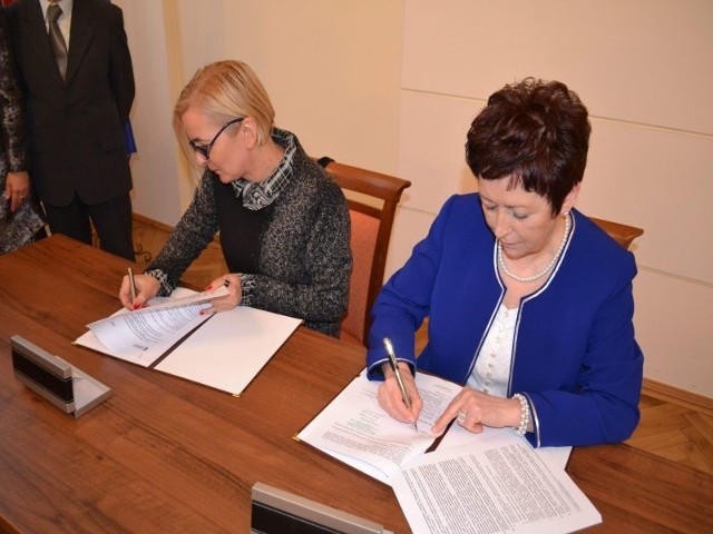 Umowę podpisały prezes Emilia Kawka-Patyk (z lewej) i burmistrz Teresa Substyk
