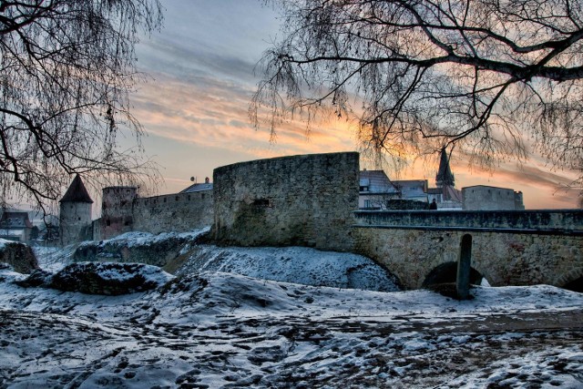 Bardejov należy do tych nielicznych miast, w których zachował się niemal kompletny średniowieczny system fortyfikacyjny. Jego wznoszenie zapoczątkowane zostało przywilejem królewskim z 1352 roku